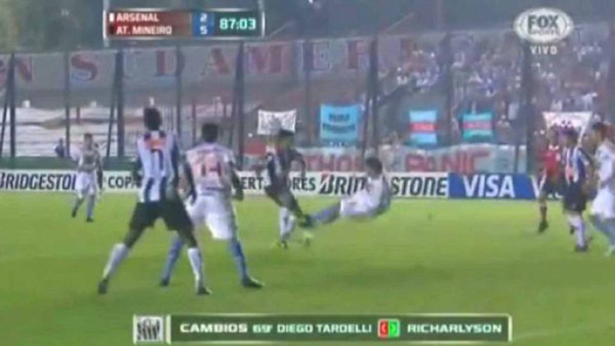 Futbolista le pidió disculpas a Ronaldinho tras criminal patada