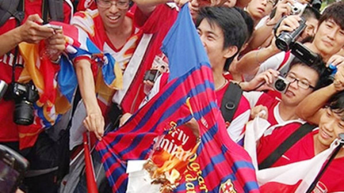 Aficionados asiáticos del Arsenal queman camisas del Barcelona