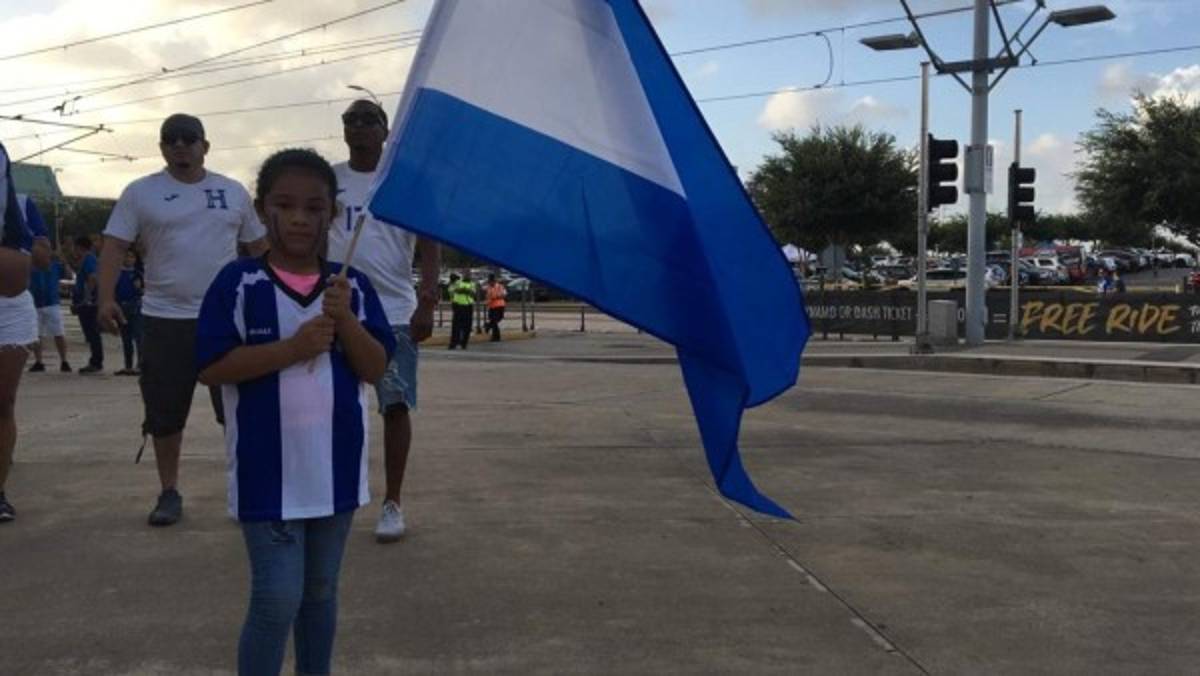 Esposa de Emilio Izaguirre deslumbra en juego de Honduras ante Curazao por la Copa Oro 2019