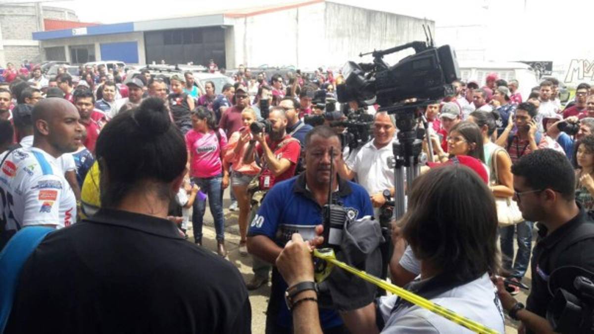 FOTOS: Así evacuaron los miles de aficionados del Saprissa tras la amenaza de bomba