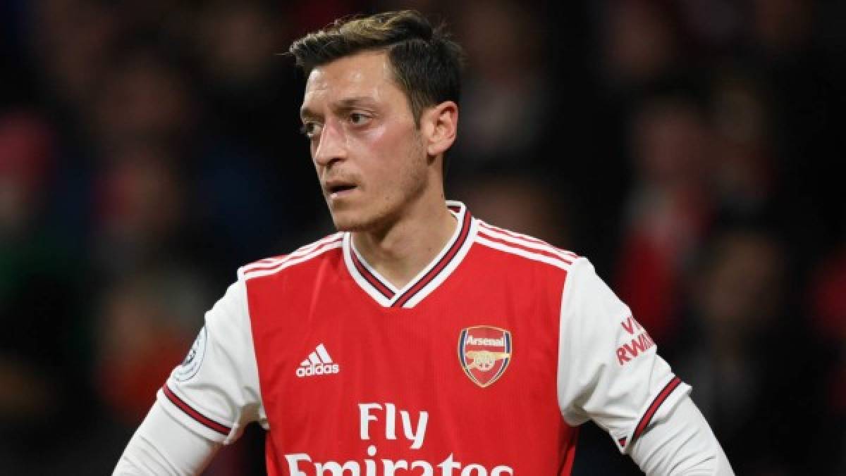 El mercado: El inesperado destino de Ozil, Barcelona busca dos fichajes en Inglaterra y Riqui Puig es noticia