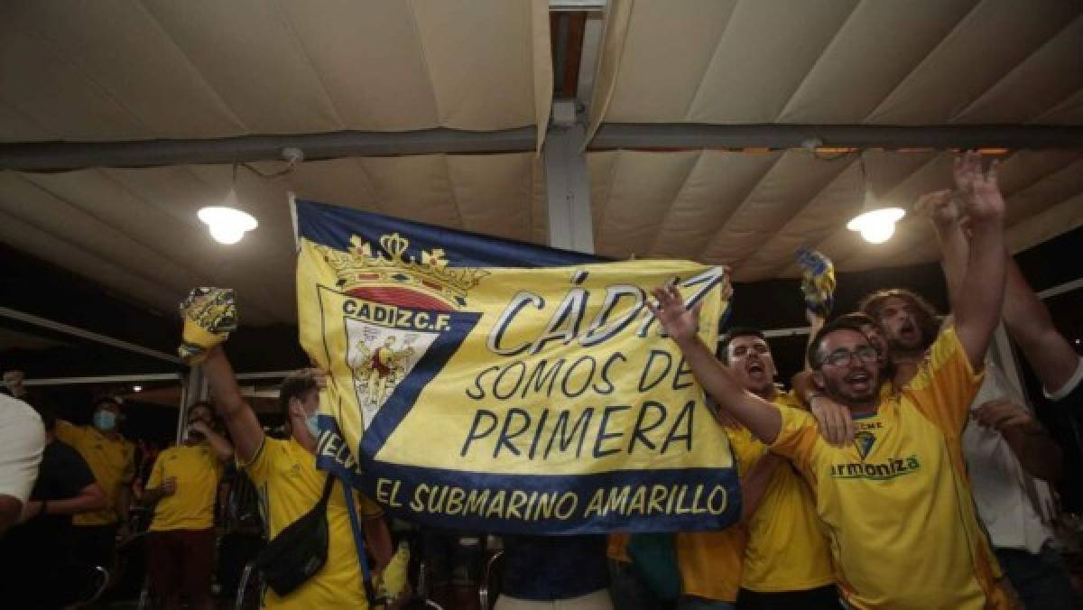 Locura total: Así festejaron los aficionados el ascenso del Cádiz y Choco Lozano en España ¿Y el COVID-19?   