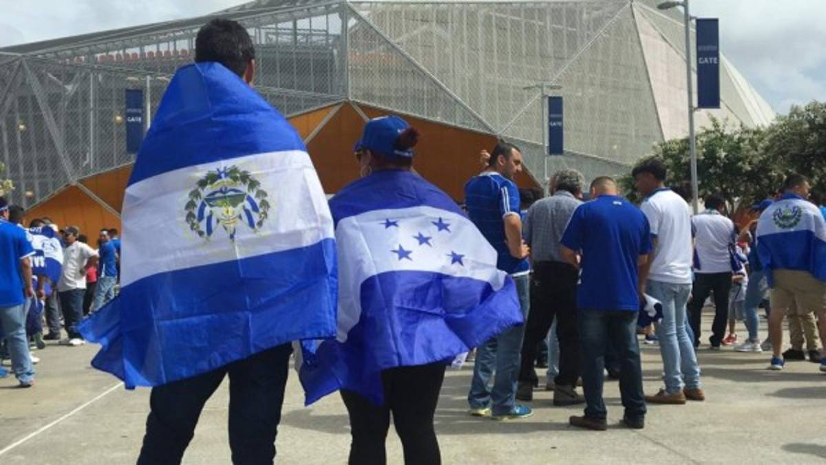 Copa Oro: Hondureños y salvadoreños engalanan el BBVA Compass de Houston