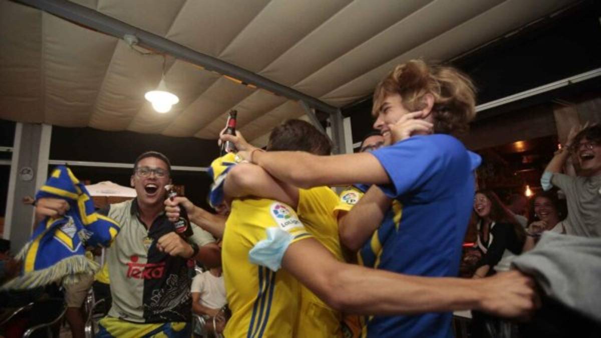 Locura total: Así festejaron los aficionados el ascenso del Cádiz y Choco Lozano en España ¿Y el COVID-19?   