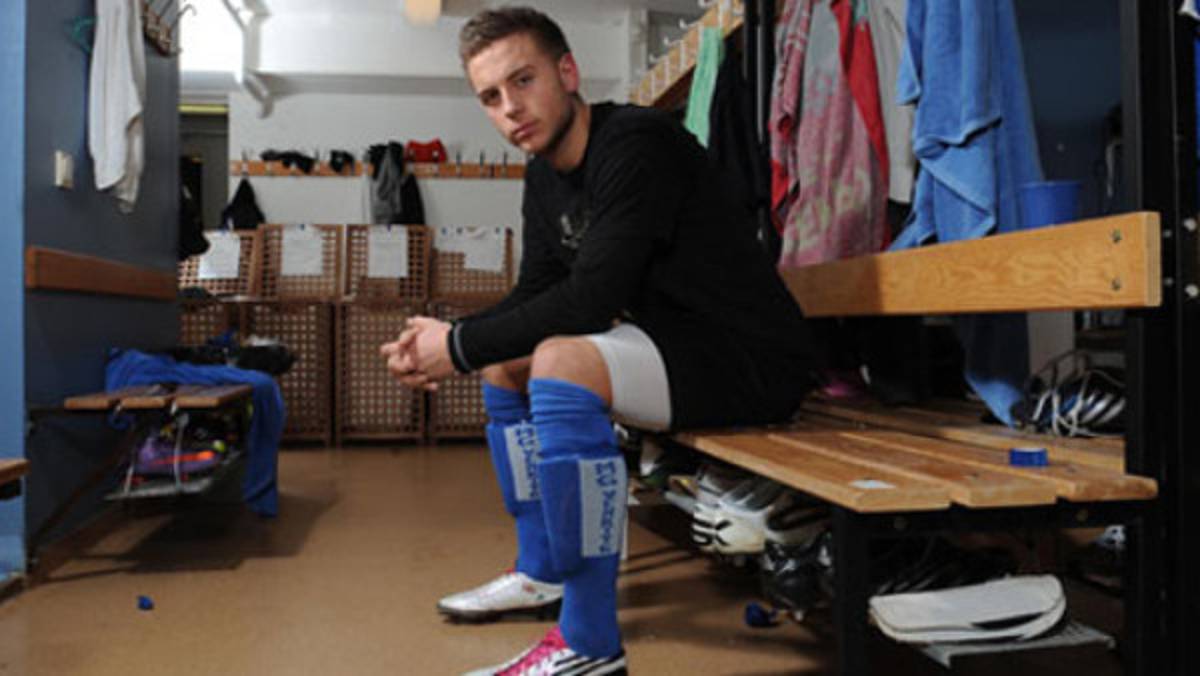 Jugador gay sueco invita a otros futbolistas a salir del closet