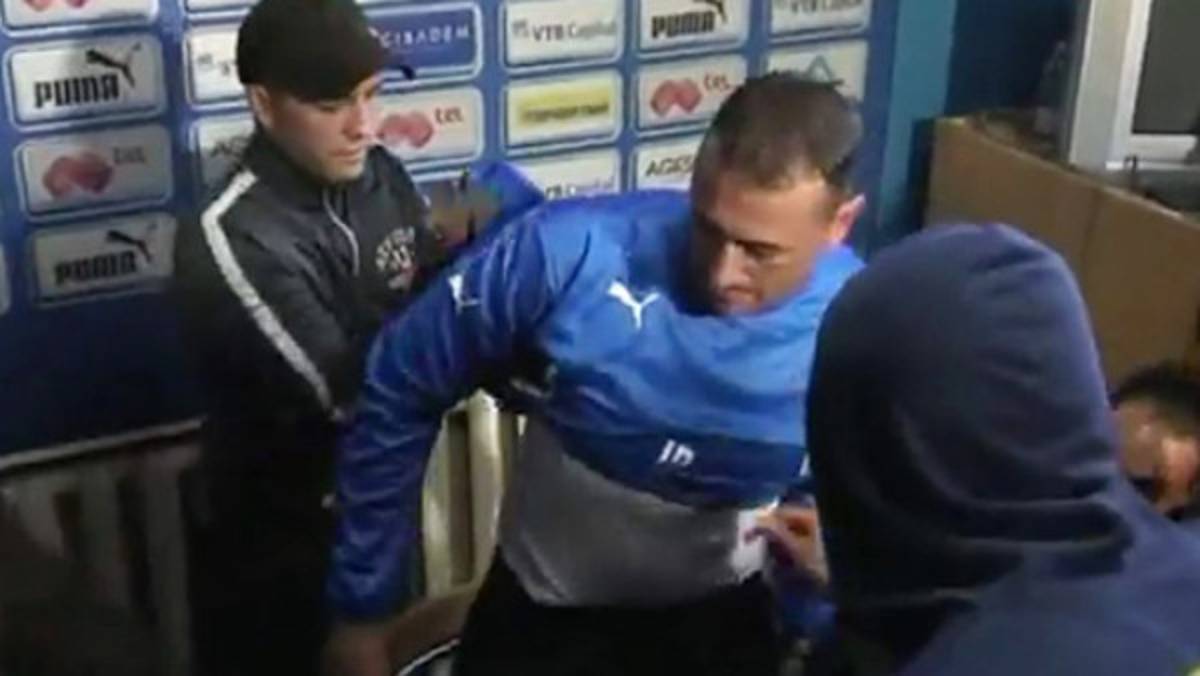 VIDEO: Fanáticos obligan a técnico a quitarse la camiseta y lo echan