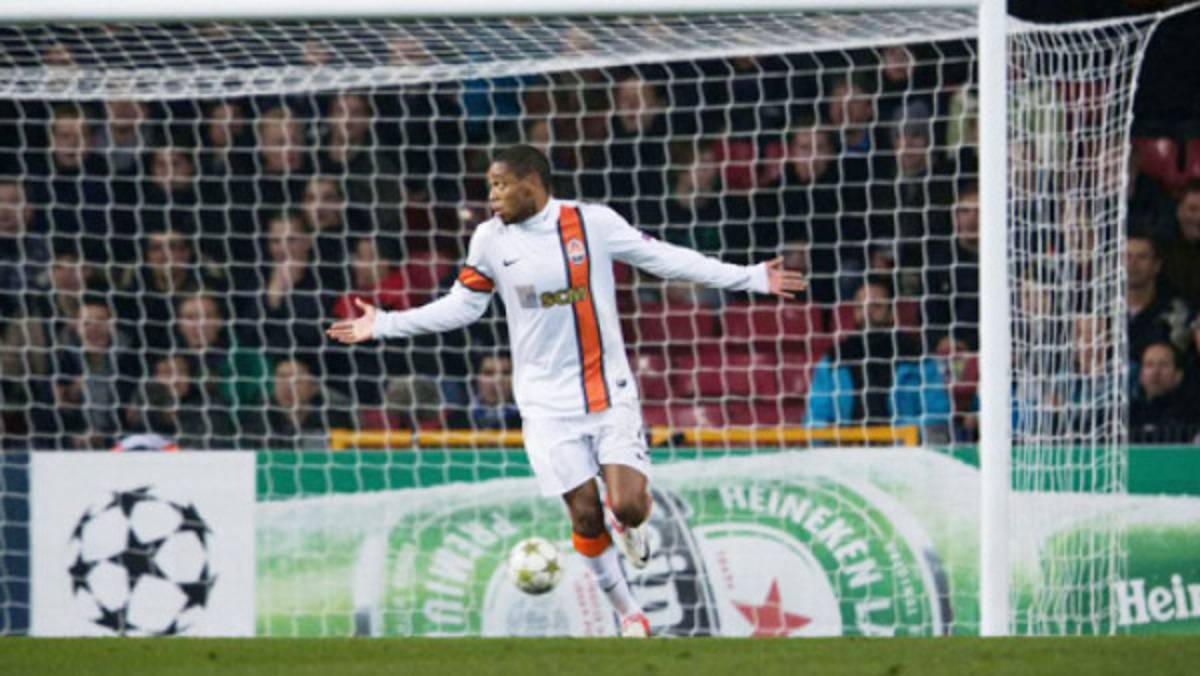 Luiz Adriano, el del gol anti Fair Play es castigado por la UEFA