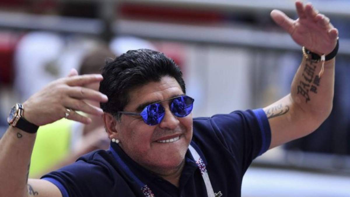 En fotos inéditas: Los besos más recordados de Diego Maradona ¡Hasta con Maluma!   