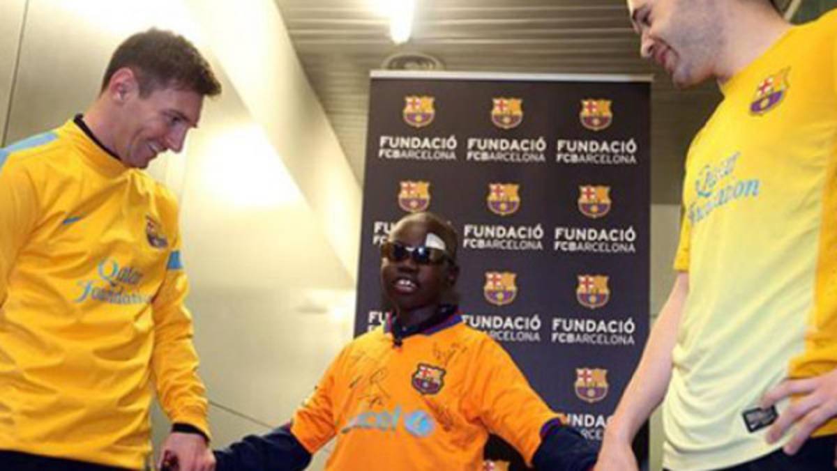 Messi y Barcelona hacen feliz a Mamadou, un niño ciego