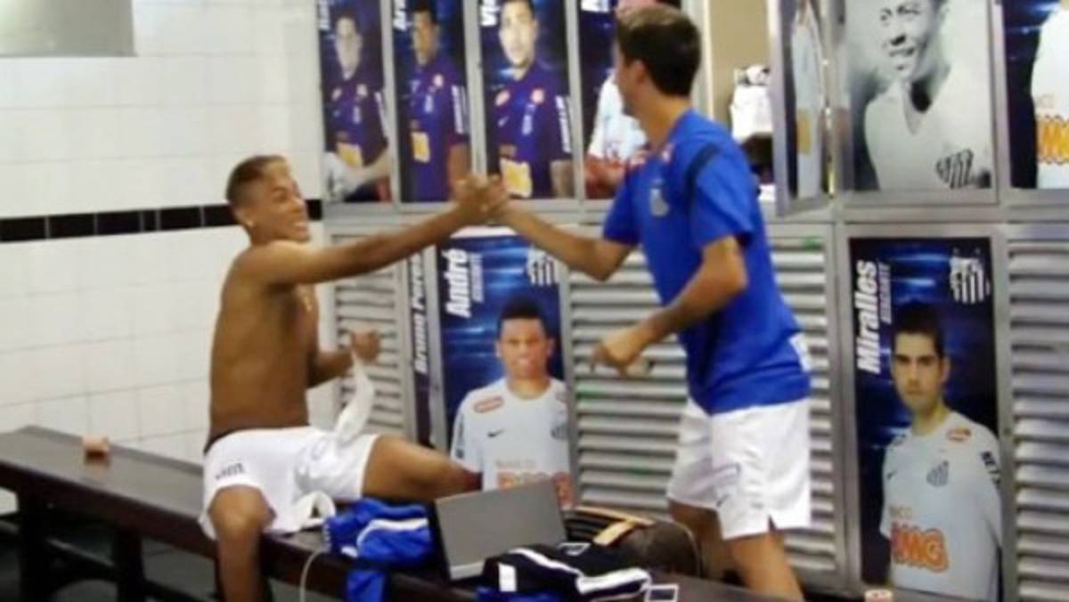 VIDEO: Neymar baila cumbia con compañeros argentino