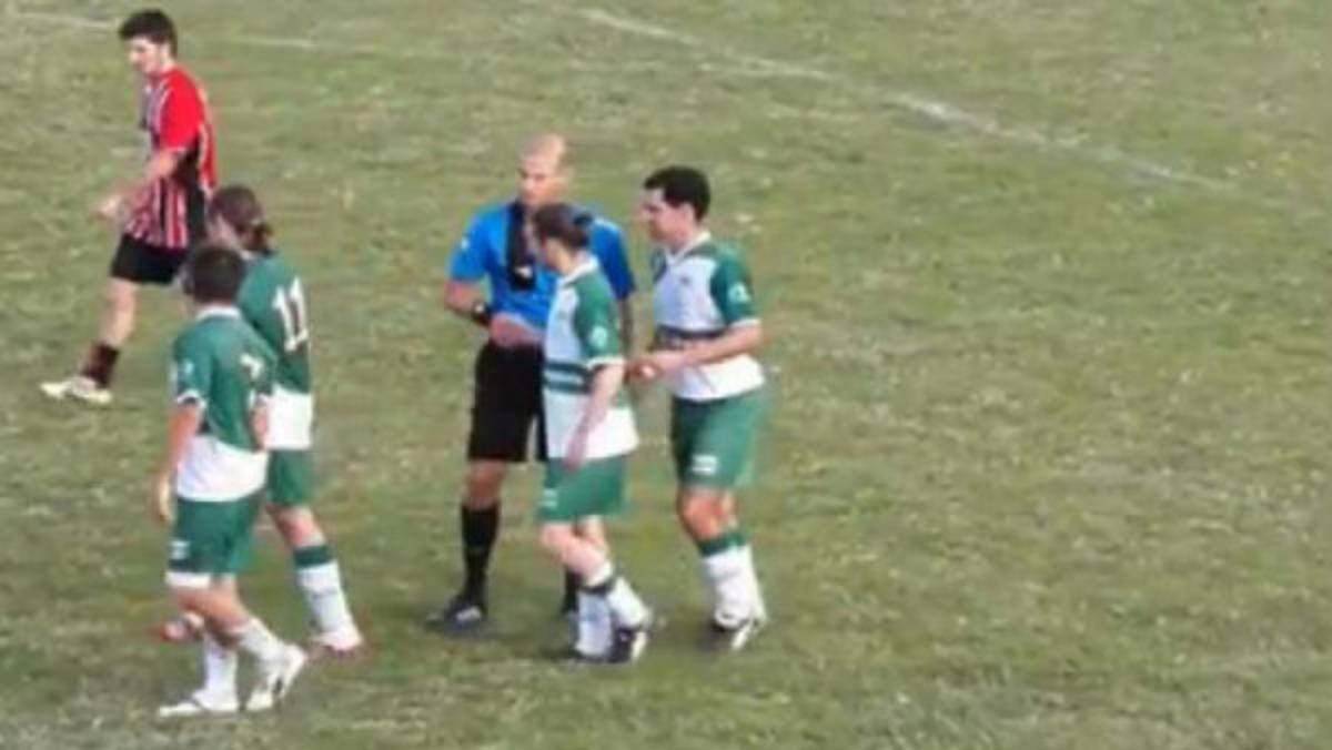 VIDEO: Marca un golazo y lo felicita hasta el árbitro