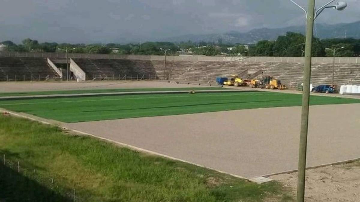 ¡Una belleza! De ser un potrero a tener cancha sintética; así han transformado el estadio de La Paz