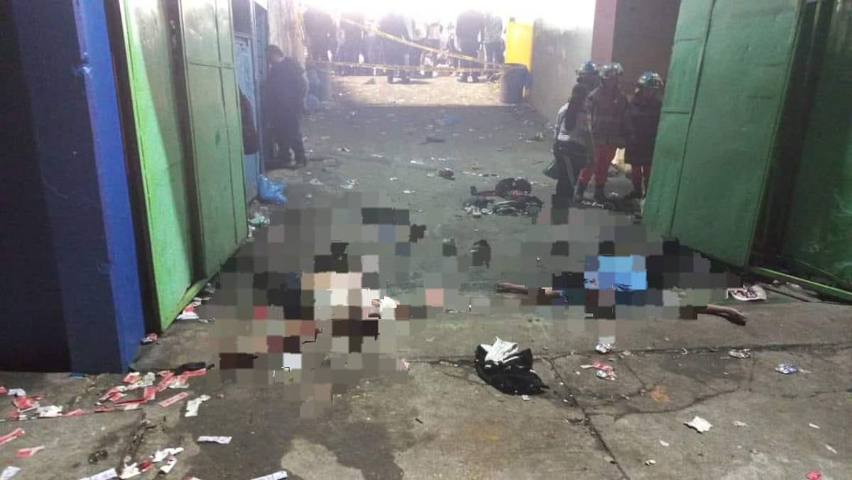 Desgracia en El Salvador: Las desgarradoras imágenes de la estampida de aficionados que dejó varios muertos en el Estadio Cuscatlán