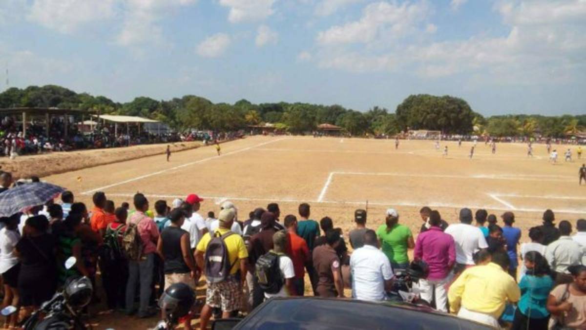 Las polvorientas canchas que han albergado partidos de la Copa Presidente