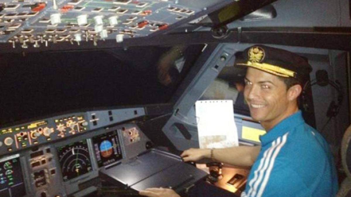 Cristiano Ronaldo, 'piloto de avión” por unas horas