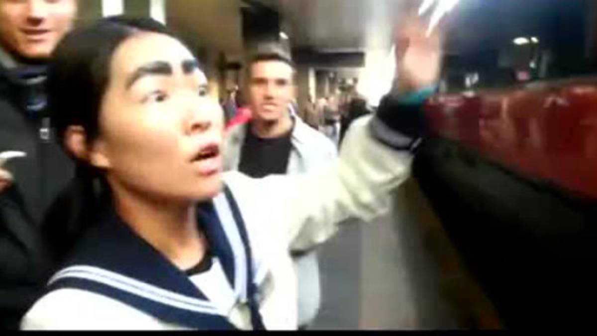 VIDEO: Totti desata la locura de fanática en una estación