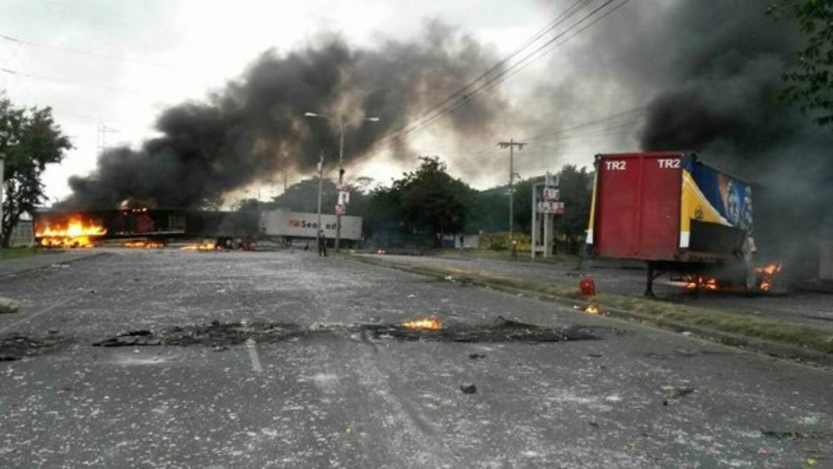 FOTOS: Martes de caos en la zona norte con rastras y postas policiales quemadas