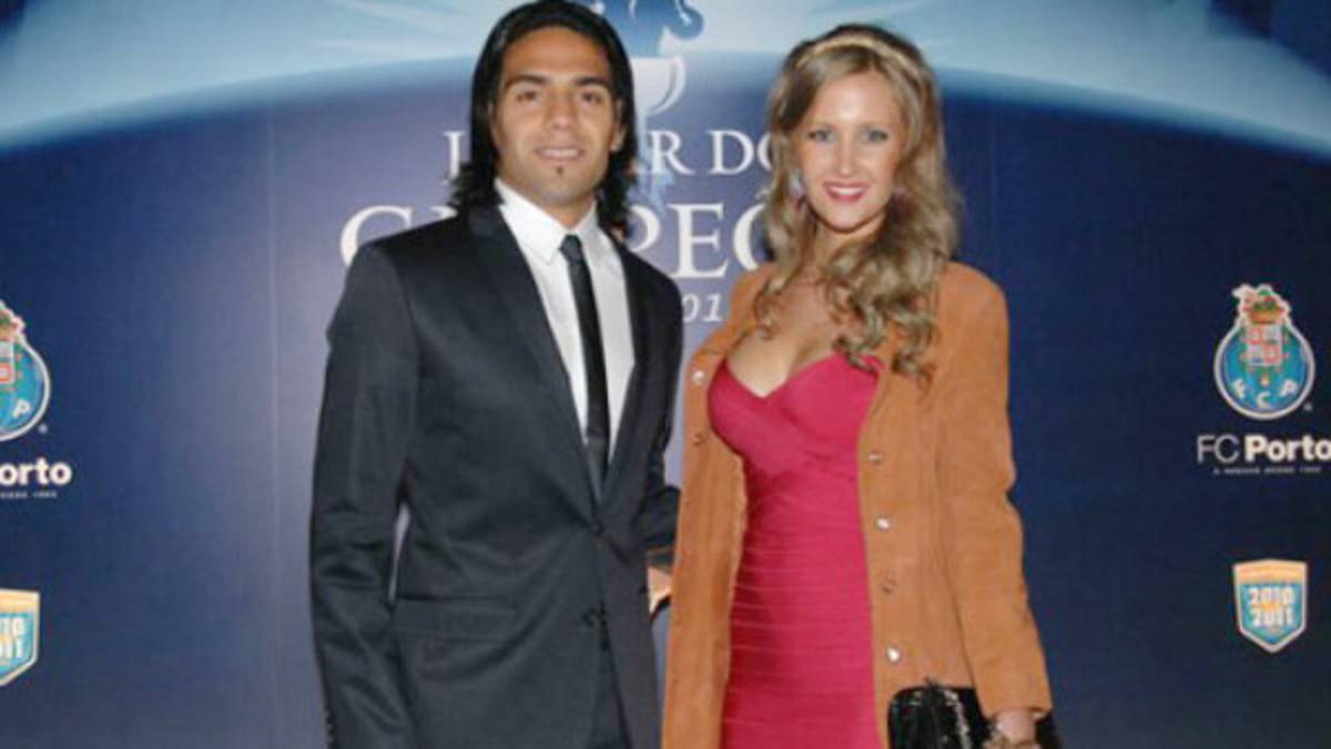 Mujer de Falcao lo sorprende y le canta en vivo