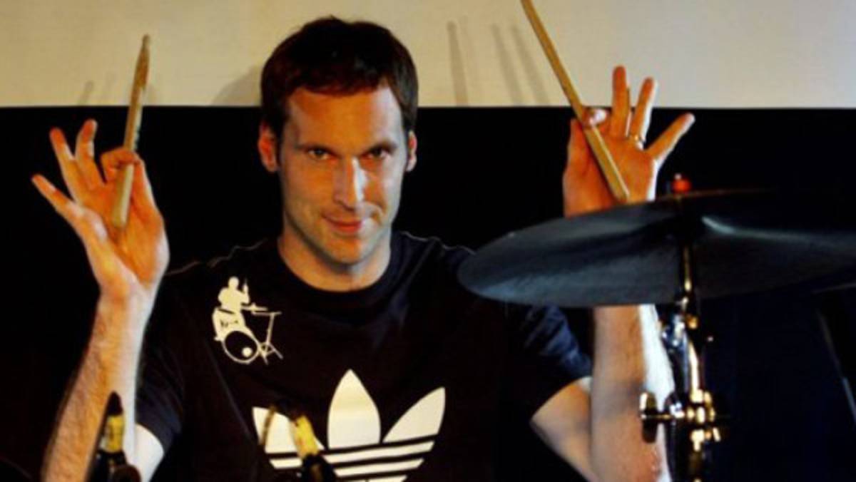 VIDEO: Petr Cech firma contrato como baterista de grupo de rock