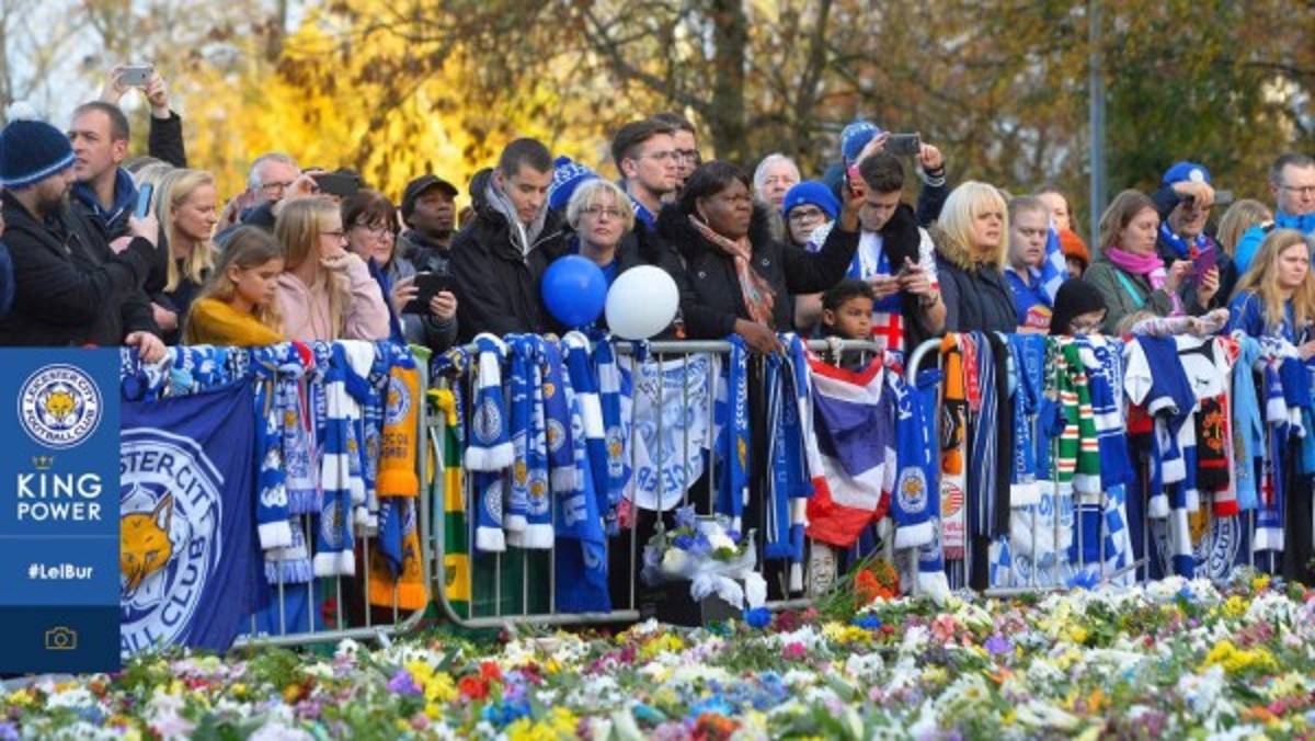 Marcha y llanto: Nuevo homenaje del Leicester a su presidente en el King Power Stadium
