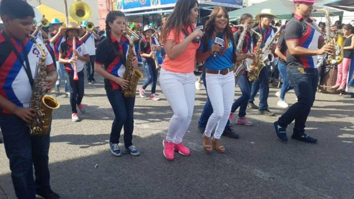 ¡BELLEZA! La campanita se roba el show en el carnaval de La Ceiba