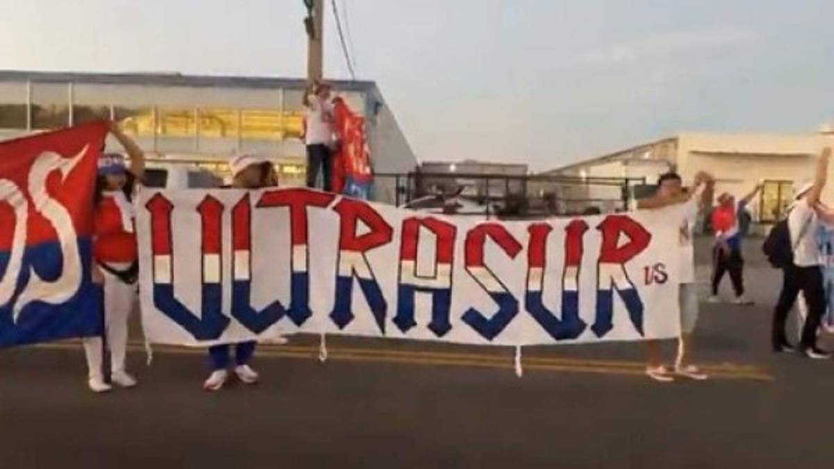 ¡Espectacular banderazo! Afición del Olimpia visitó las afueras del Exploria Stadium para alentar a su equipo