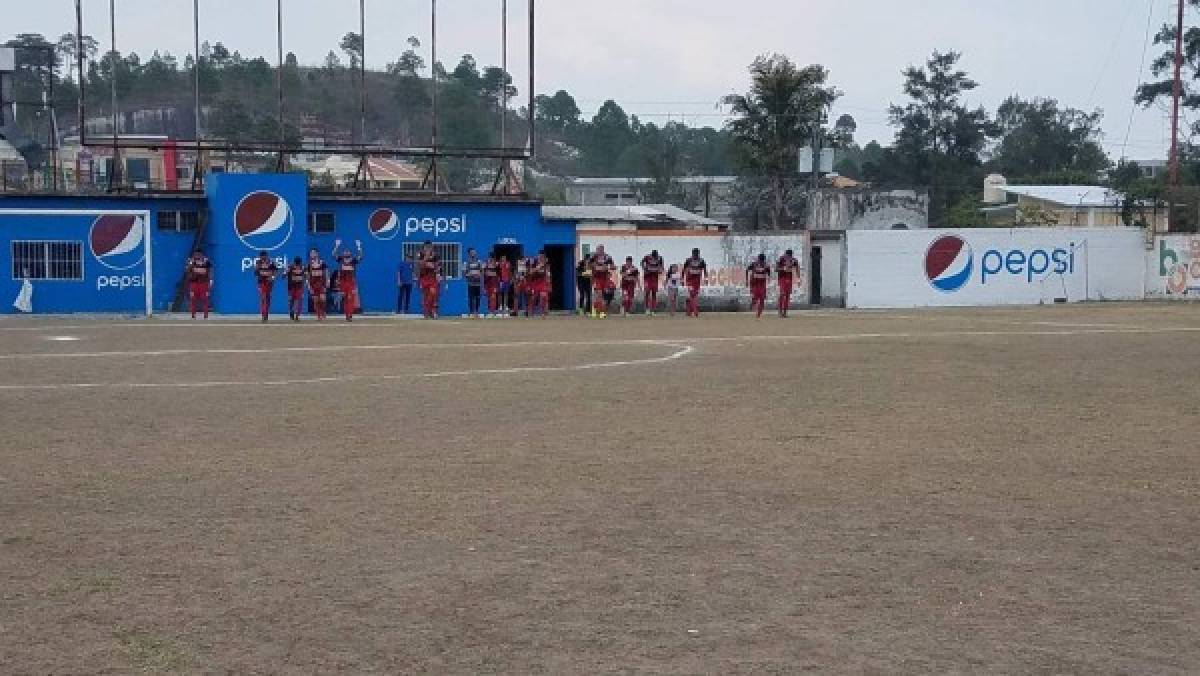 El pésimo estado en el que se encuentra la cancha del estadio Sergio Reyes de Santa Rosa de Copán