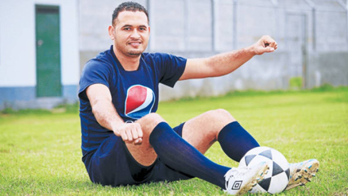 Luis Urbina, además de futbolista, también conduce rapiditos