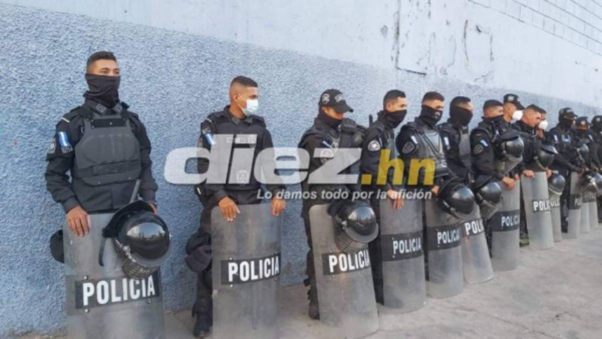 Hinchas merengues inundan los alrededores del Nacional con los colores del Olimpia previo al duelo ante Motagua
