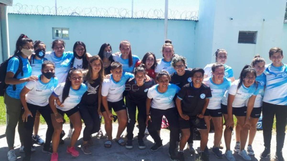 Con número de crack y el gesto que le sacó lágrimas: Así fue el debut de la primera futbolista transgénero