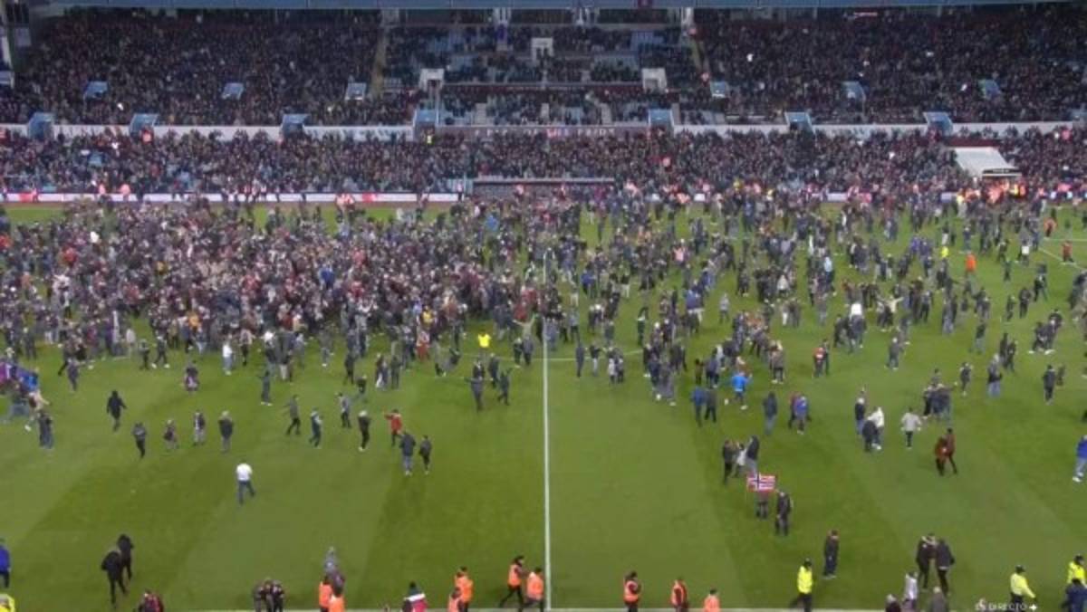 Locura e invasión de los aficionados del Aston Villa tras clasificar a una final 10 años después