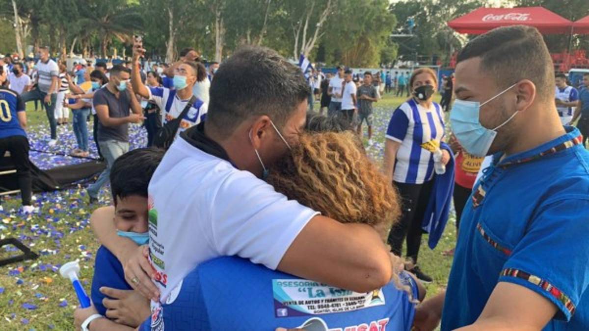 Las otras fotos que no has visto de la celebración del Victoria: 'Chato' Padilla sorprendido por su familia