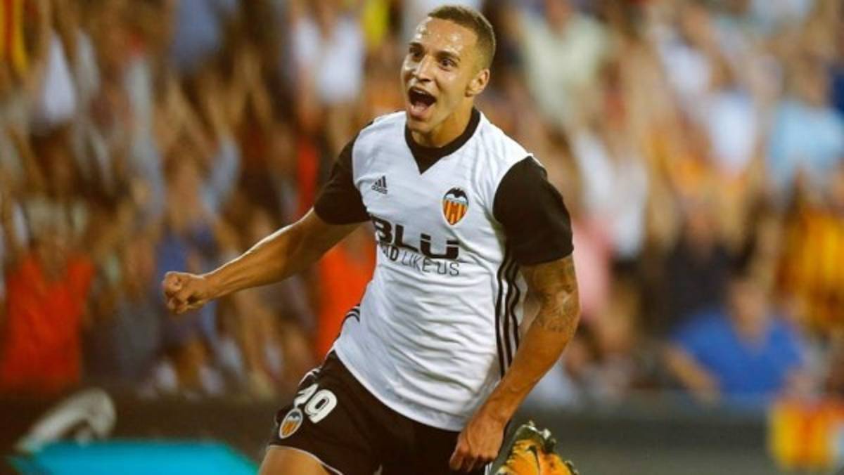 FICHAJES: El delantero que gusta al Real Madrid y Barcelona con otra baja