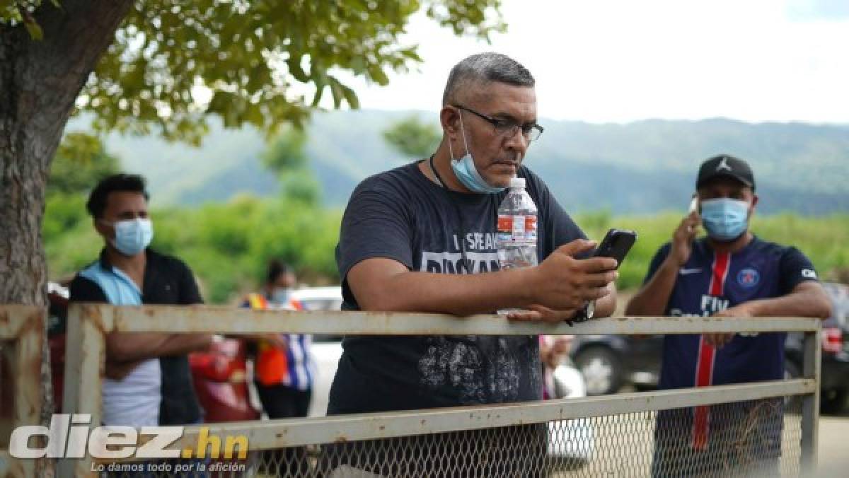 Padre e hijo, los primeros en llegar al Olímpico, seguridad total y la cancha luce espectacular