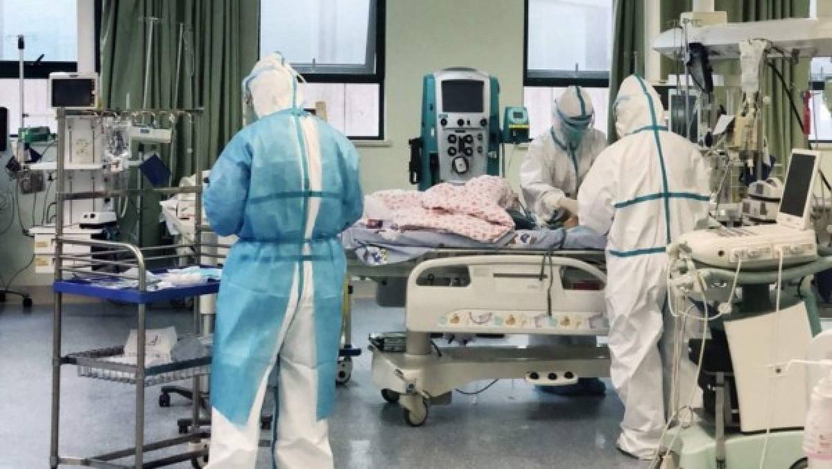 El terrible cambio de piel de dos médicos chinos sobrevivientes del coronavirus en Wuhan