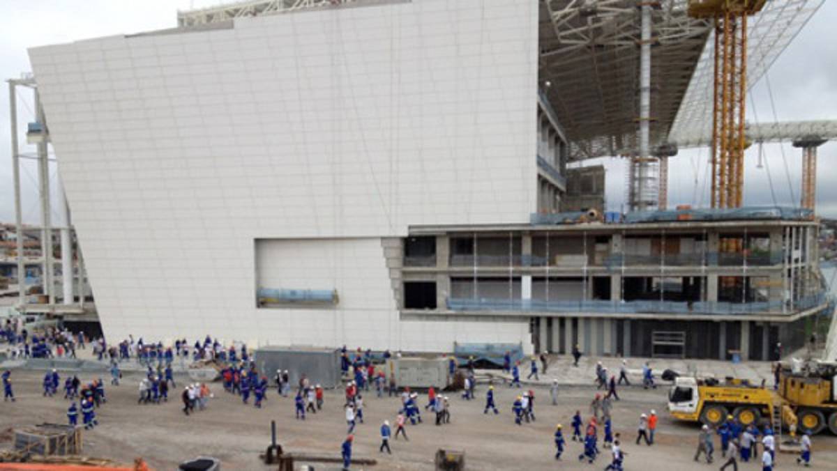Se reanudan obras en estadio mundialista de Sao Paulo
