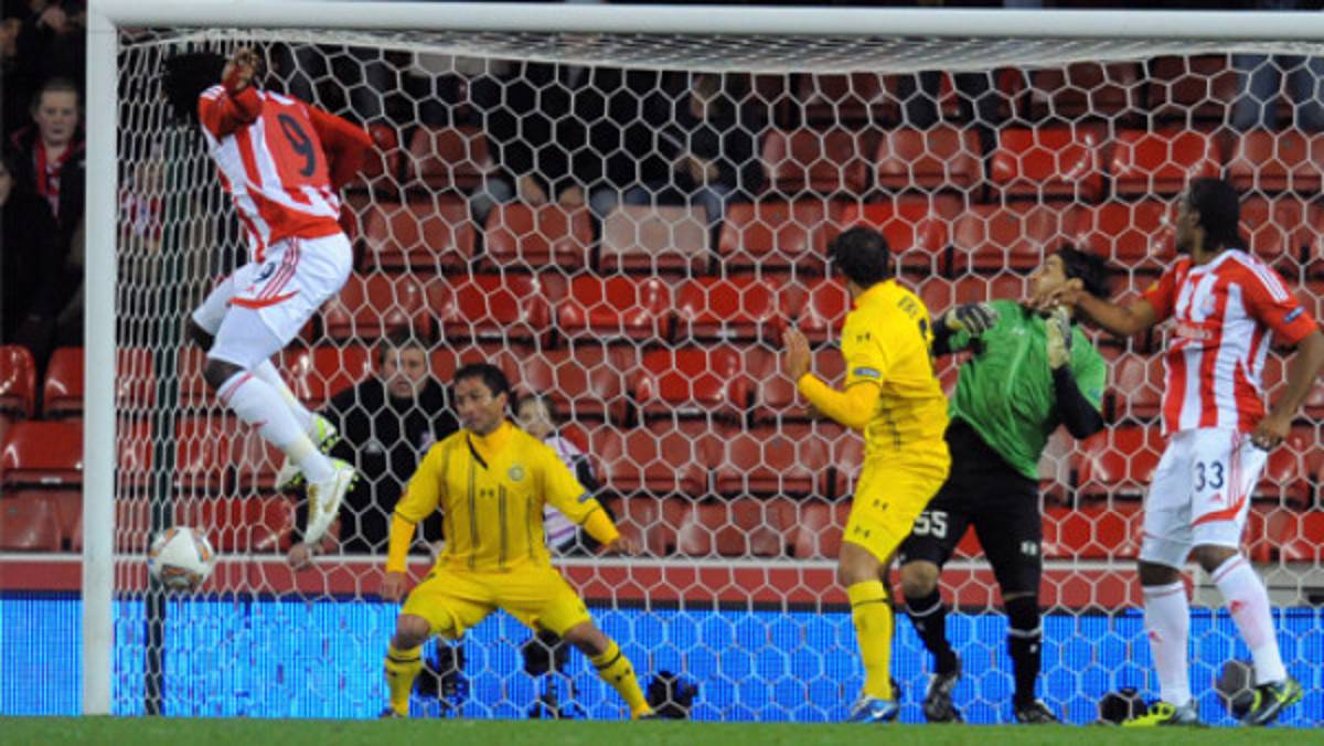 Stoke City golea y está cerca de la próxima fase