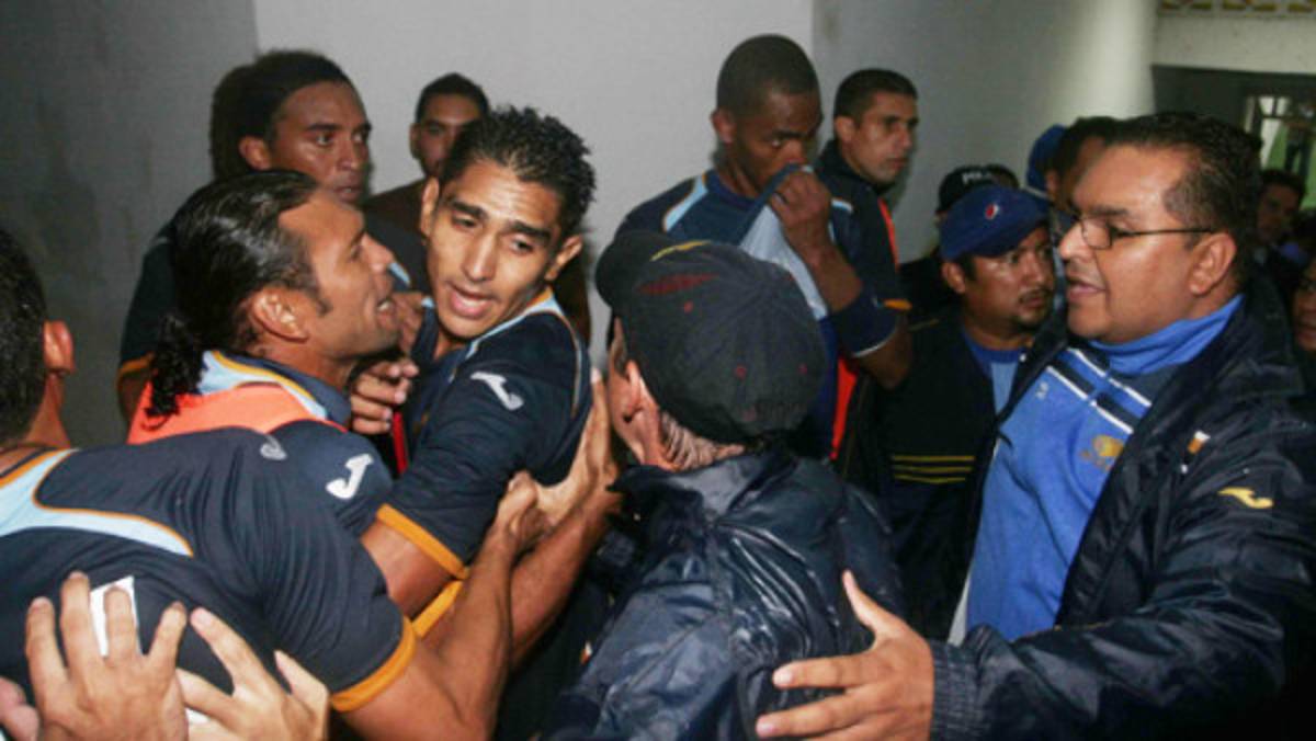 'Les tembló la mano, era para sancionarlos por un año'