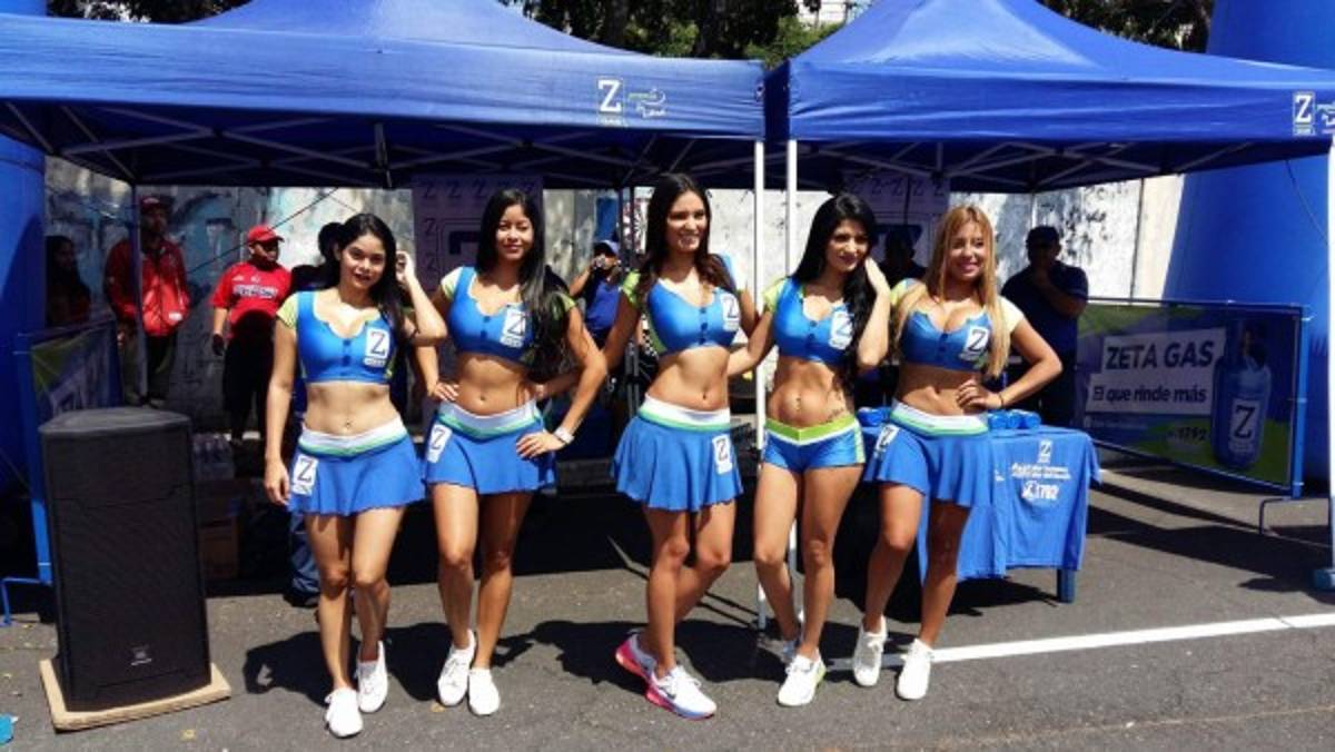 Bellas modelos engalanaron la vuelta de semis entre Municipal y Comunicaciones
