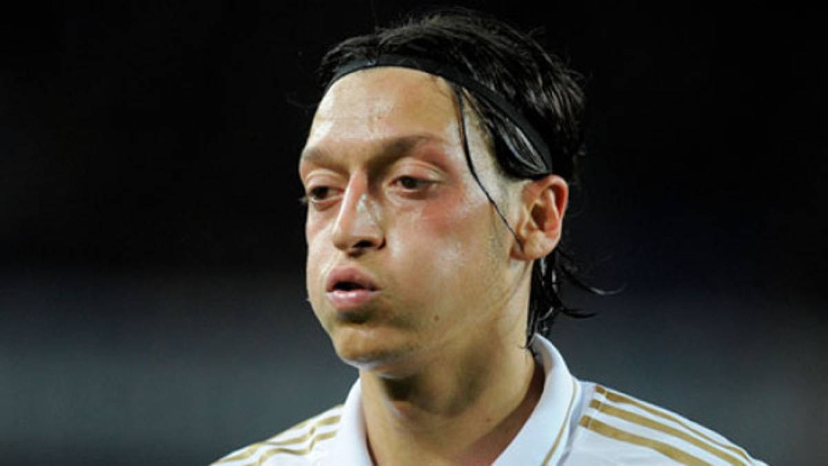 Özil denuncia una cuenta de Twitter por racismo