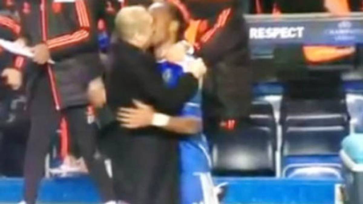 El beso de Drogba con técnico del Chelsea