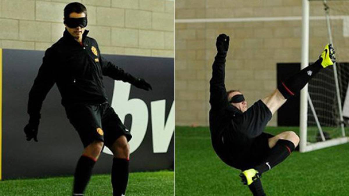 VIDEO: Rooney, Chicharito y Welbeck entrenan con los ojos vendados