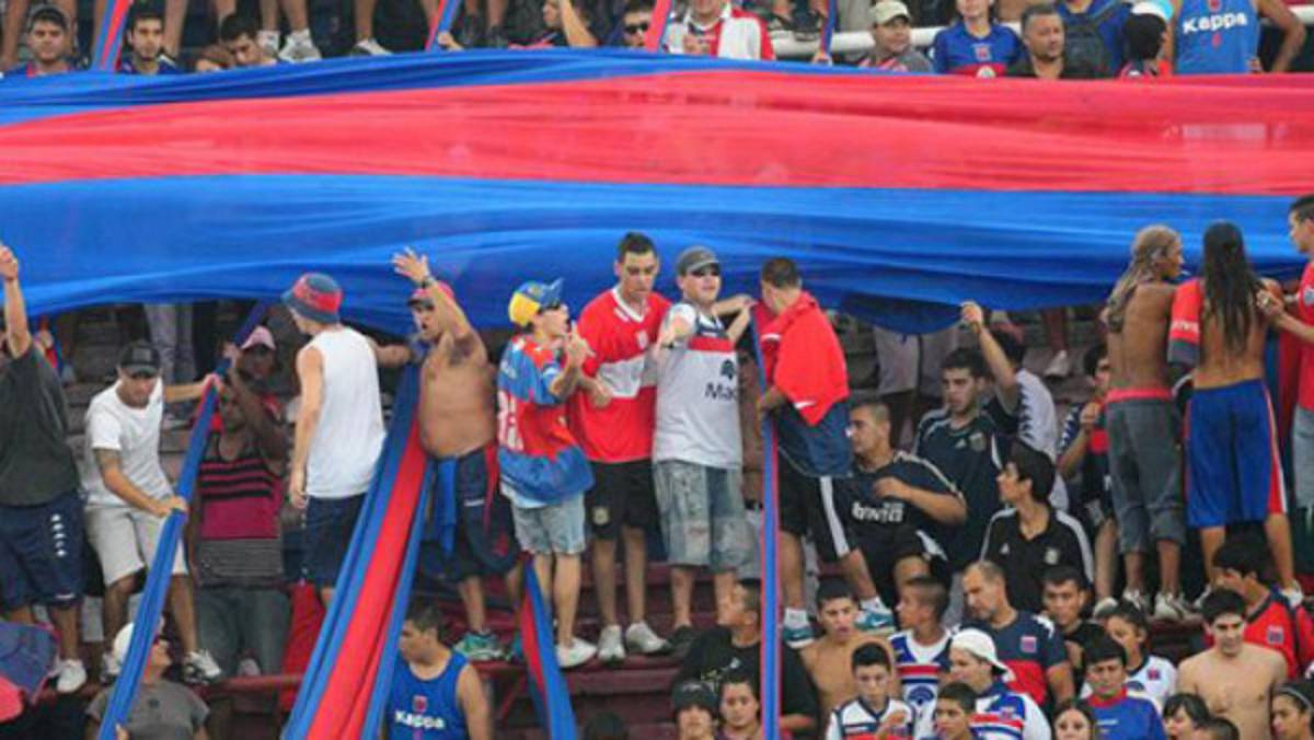 Muere aficionado tras un choque entre grupos violentos en Argentina