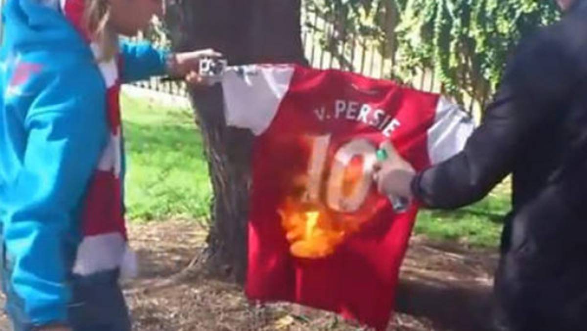 Aficionados del Arsenal queman la camisa de Van Persie