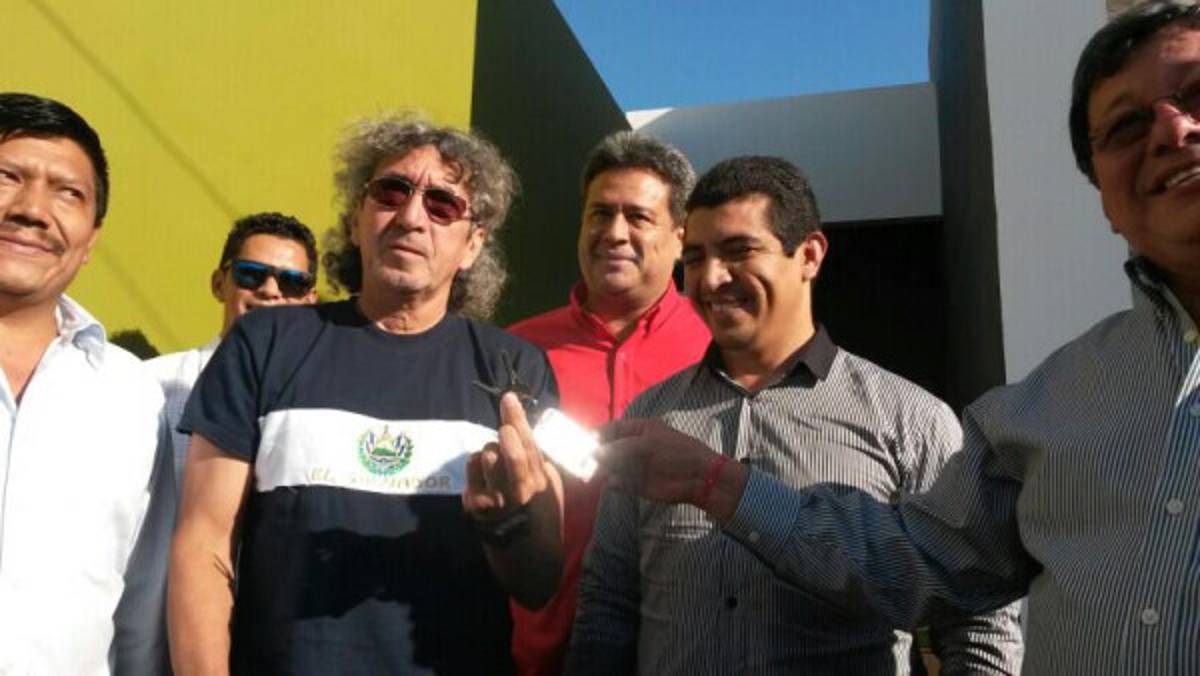 En El Salvador regalan una casa amueblada a Mágico González