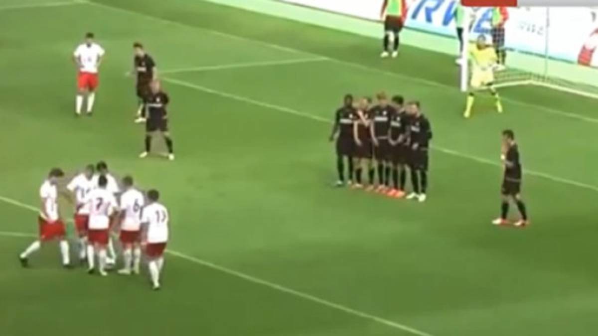 VIDEO: Tiro libre cobrado por seis jugadores