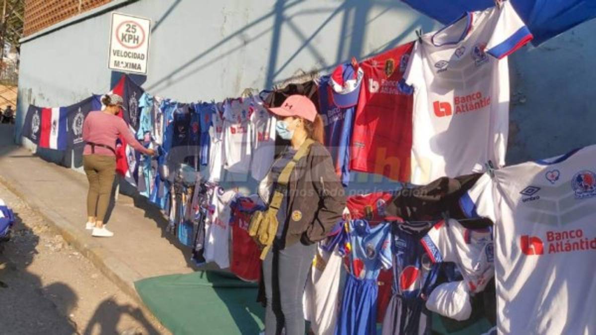 Hinchas merengues inundan los alrededores del Nacional con los colores del Olimpia previo al duelo ante Motagua