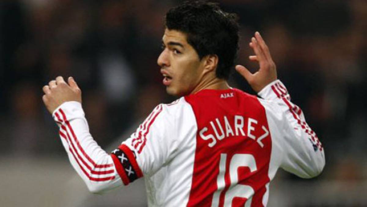 Luis 'Vampiro' Suárez muerde a un adversario