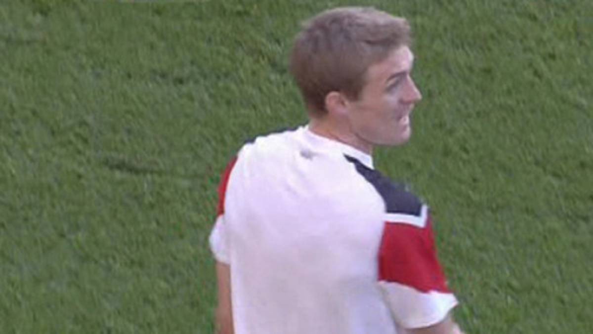 Insólito, jugador del Manchester United jugó sin dorsal