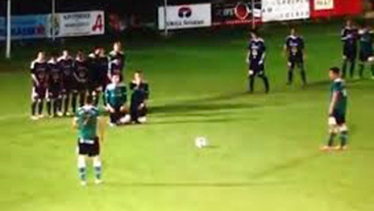 VIDEO: Uno de los tiros libre más tontos en la historia